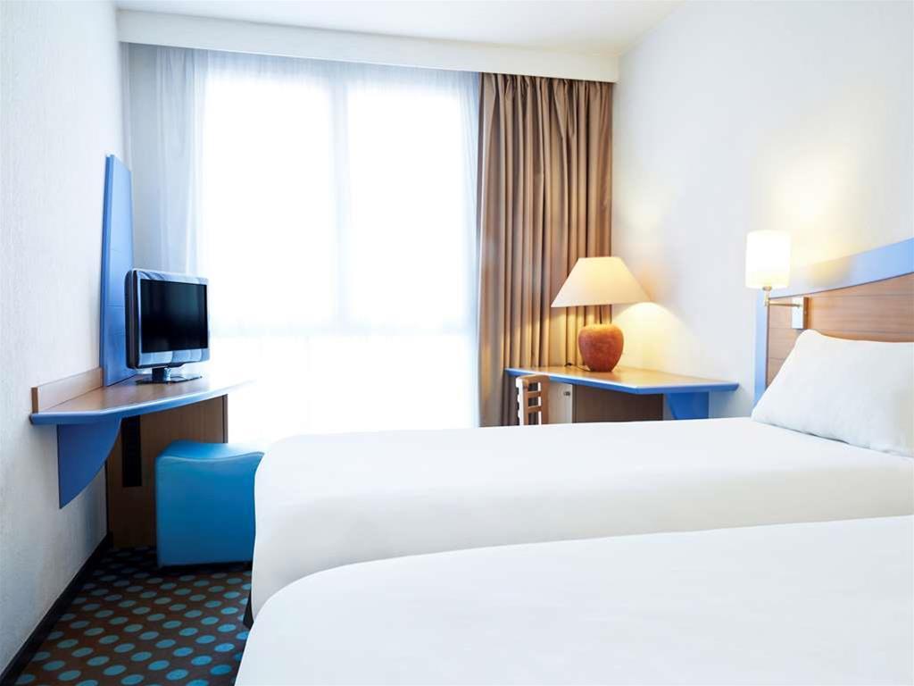 Отель Ibis Styles Toulon Centre Port Экстерьер фото